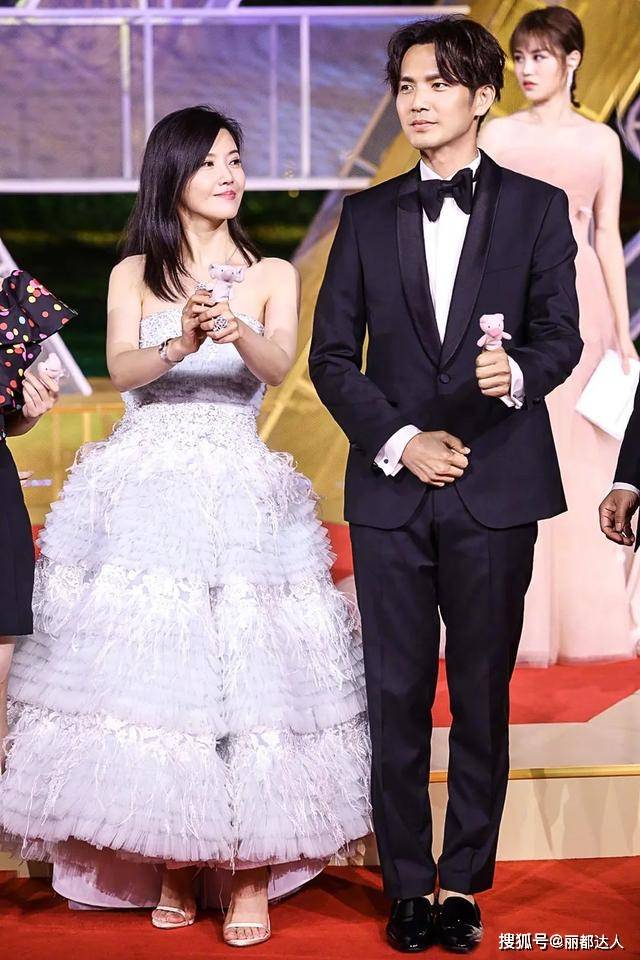 黑色 45岁钟汉良和24岁郭麒麟,看起来像同龄人,看看不老男神怎样穿的