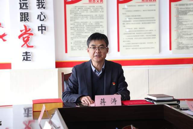 蒋涛同志代表学校对刘文英同志多年来爱岗敬业,默默付出表示衷心感谢