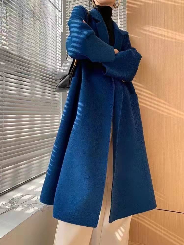 感觉 丢掉你的驼色卡其大衣吧，这些亮色大衣更强势吸睛，高级又不俗气