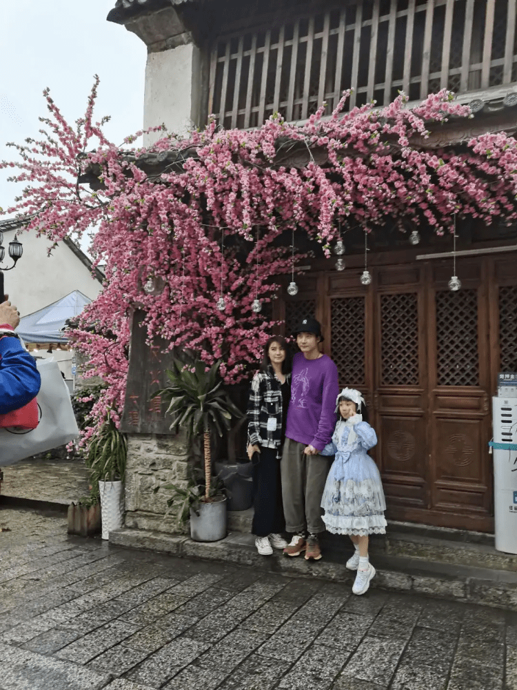 大理 洪欣夫妇游大理，张丹峰穿紫卫衣嫩似少年，洪欣打扮朴素又低调