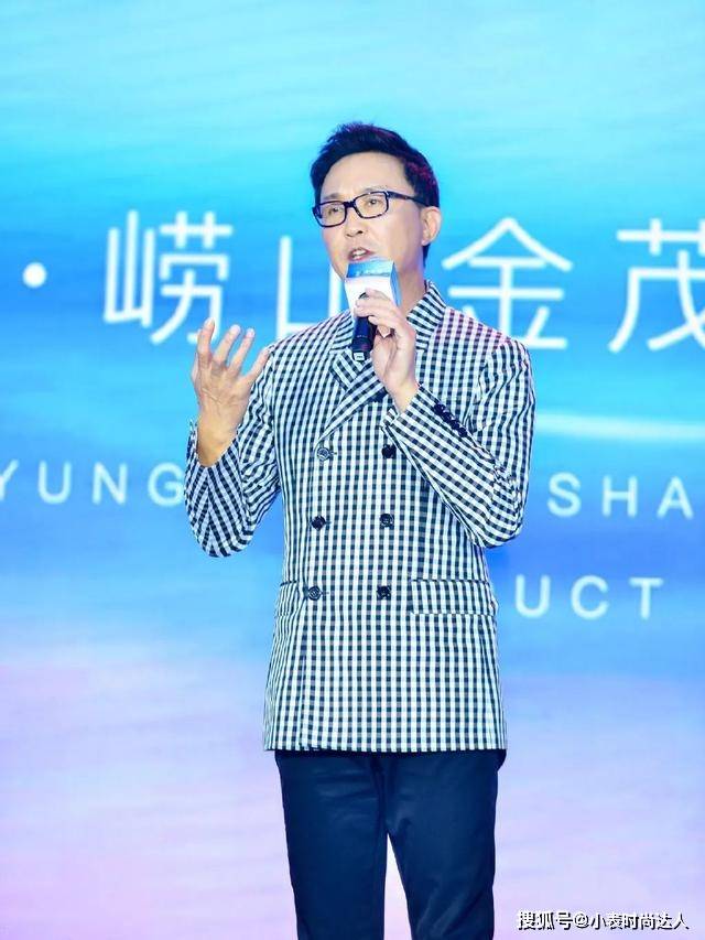 身材 58岁吴刚低调出行，“扎染外套”穿出时髦感，原来他身材这么好