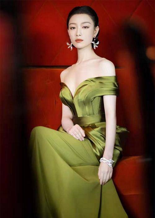 显得 倪妮的气质太惊艳了,绿色露肩裙高级精致,举手投足都是万种风情