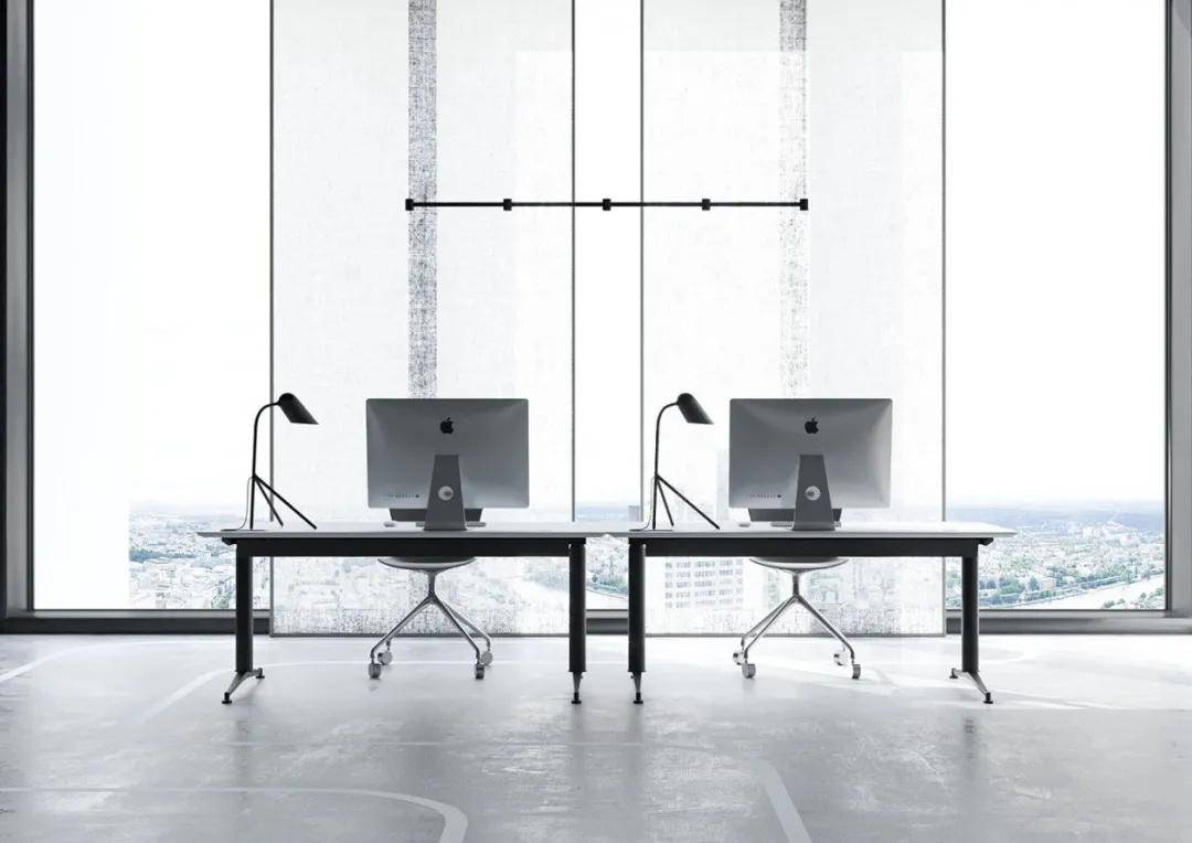 在这个空间里办公家具也都统统选用了浅灰色系为了顺应整体的灰调