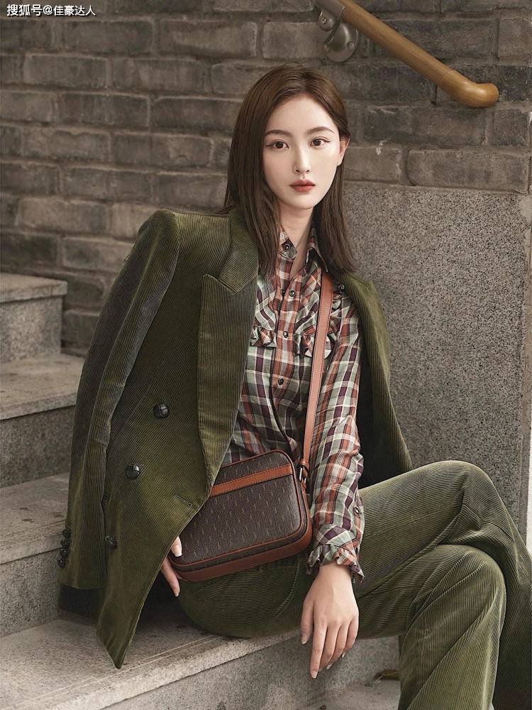 黑色 这个冬天“灯芯绒西装”火了，保暖还有大女人韵味，值得借鉴