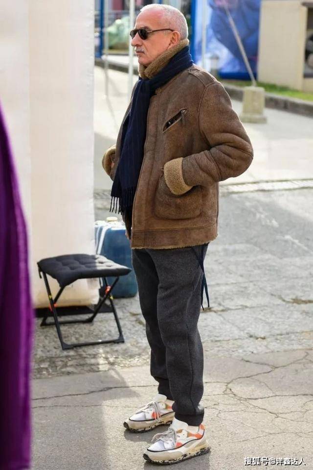 艳蓝色 穿运动裤外套应该怎么选？搭配这4种款式风格，造型百搭时髦