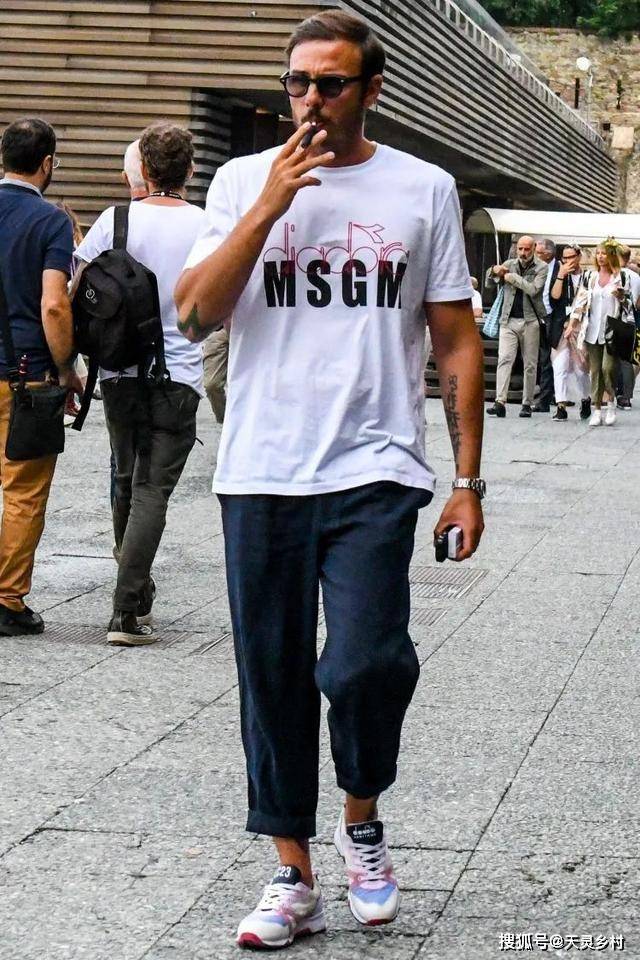 西裤 穿西裤一直搭配皮鞋?风格太单调了,换运动鞋试试,造型时髦出众