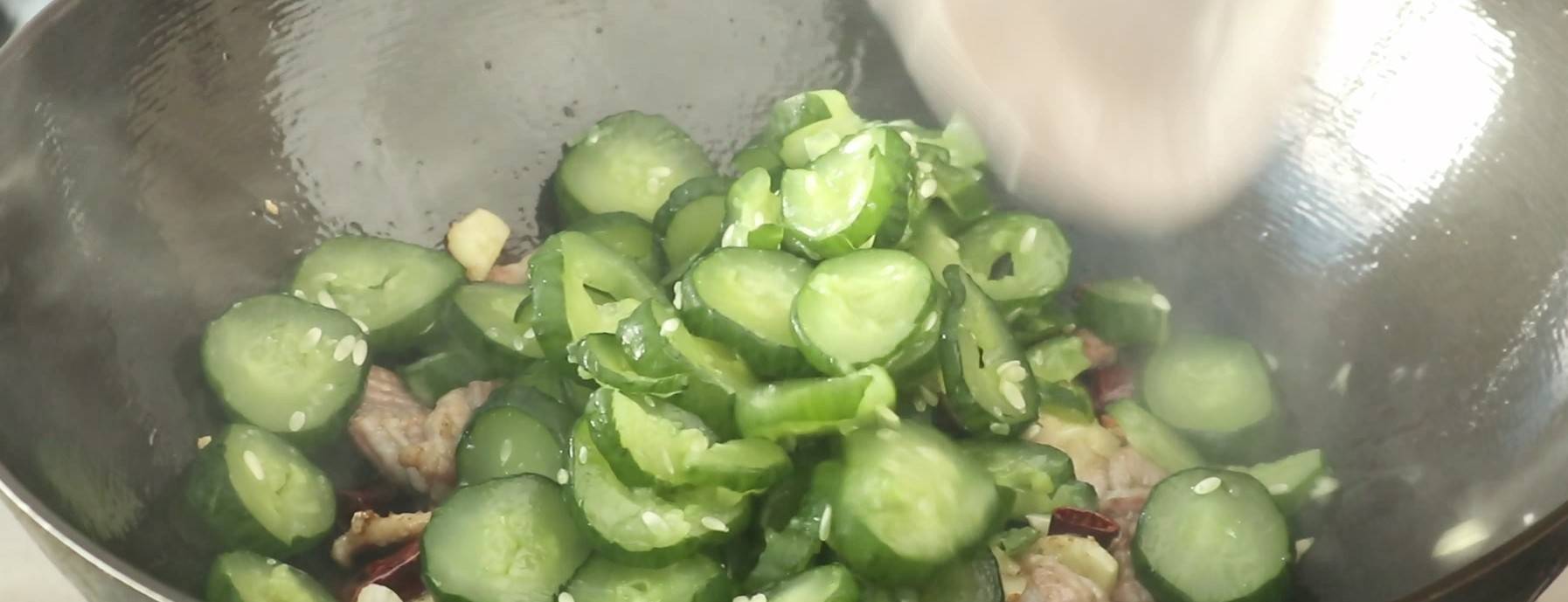 预备|五花肉炒青瓜,食材简单,脆嫩鲜香,特别下饭,值得推荐!