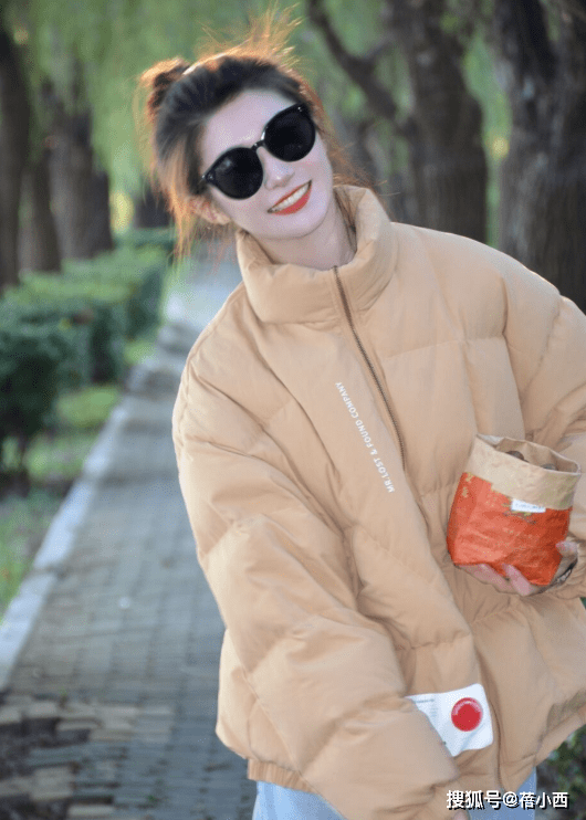 小白 “羽绒服+牛仔裤”=秋冬洋气搭配,兼具时髦和保暖,太高级了!