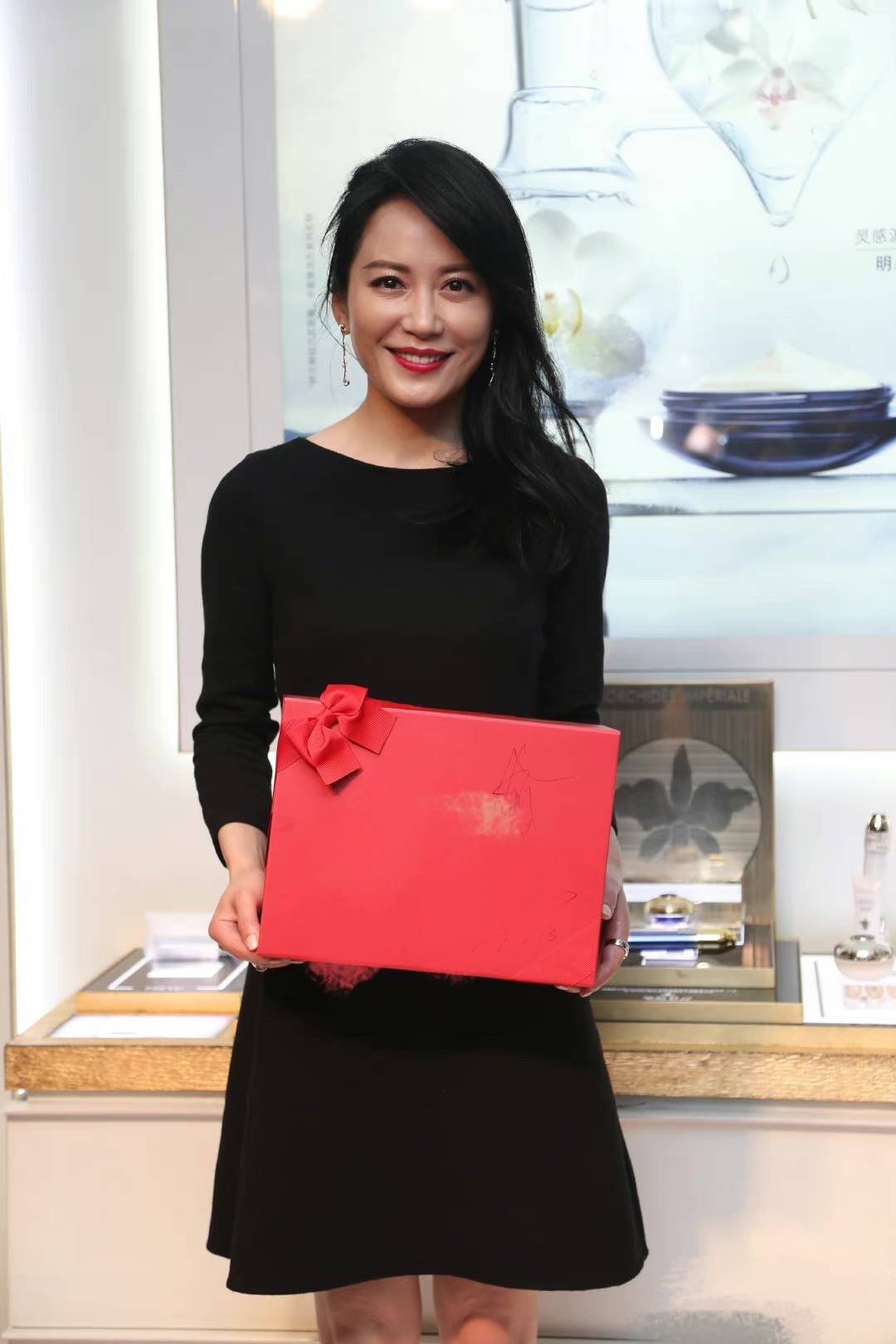 俞飞鸿 不打光修图的俞飞鸿，肤色暗黄也有皱纹，哪有47岁还不老的！