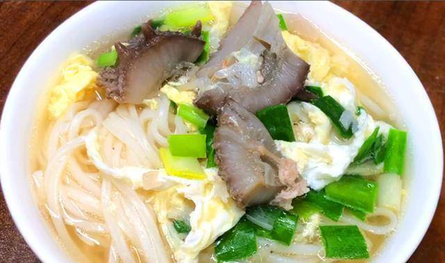 炸酱面|夏天要多吃面条，教你个懒人做法，比豆角焖面还好吃，上桌就扫光