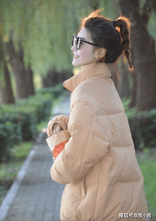 小白 “羽绒服+牛仔裤”=秋冬洋气搭配,兼具时髦和保暖,太高级了!