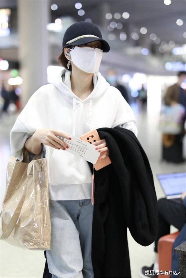 卫衣 马伊琍才是中年女性穿搭典范！连帽卫衣+牛仔裤，保暖时髦还减龄