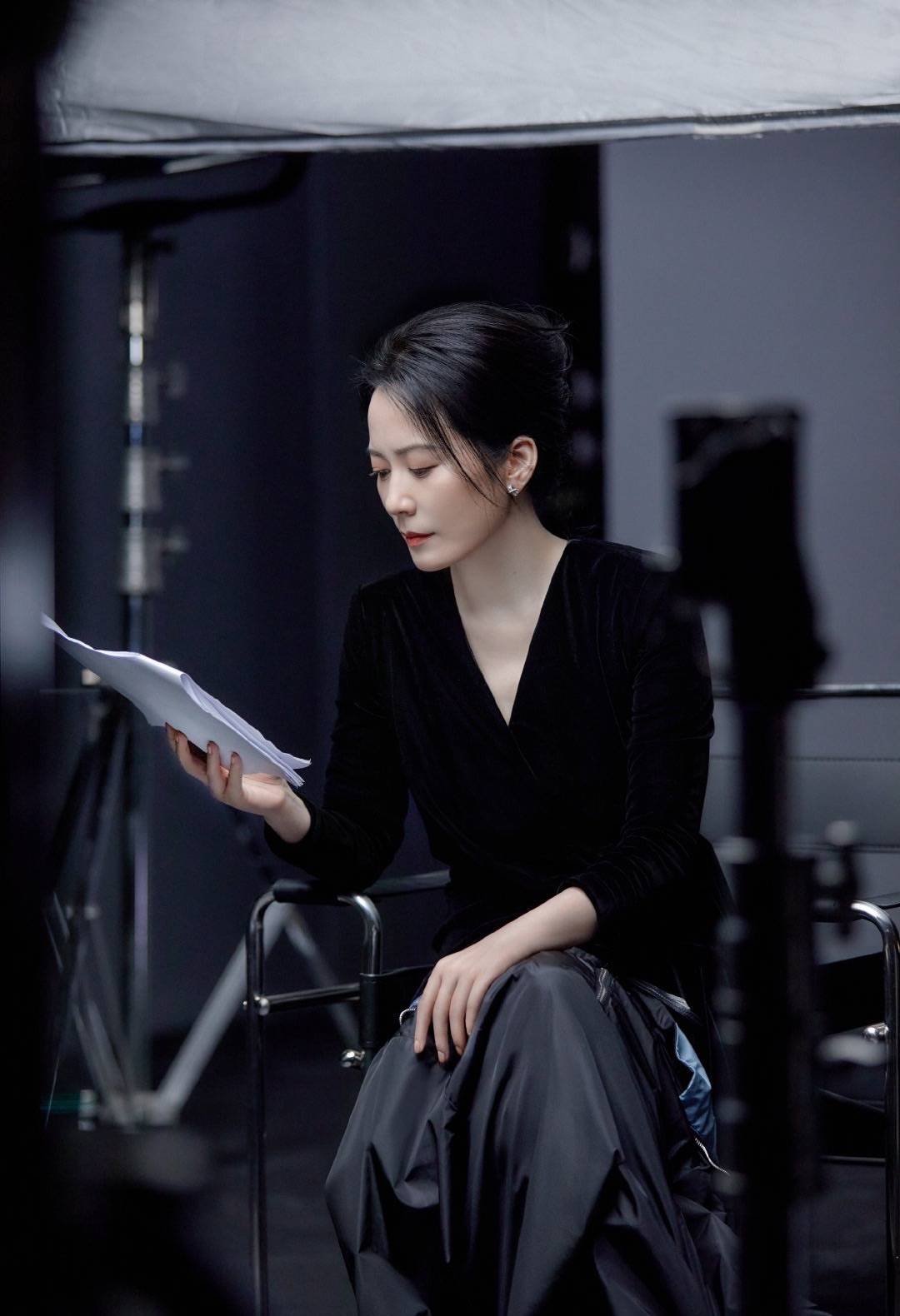 俞飞鸿 不打光修图的俞飞鸿，肤色暗黄也有皱纹，哪有47岁还不老的！