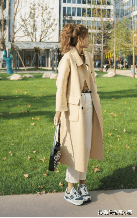 黑色 打底裤早烂大街了，“奶白裤”才是当季王者！搭配大衣、西装好美