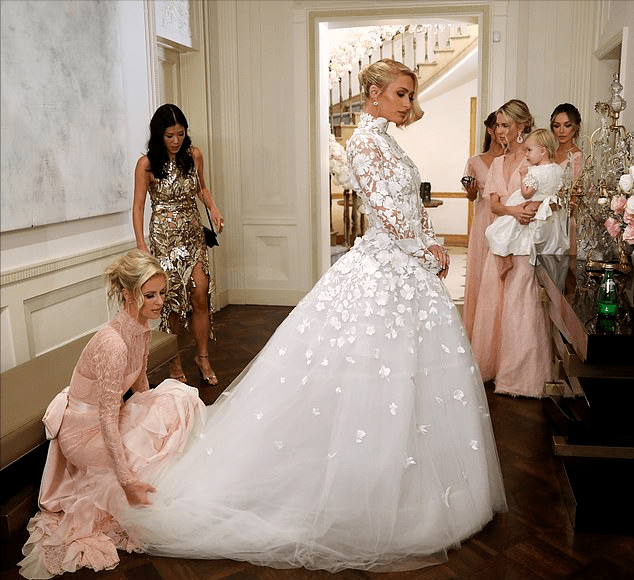 大小姐 40岁希尔顿的世纪婚礼让人开眼界！换了4套婚纱太奢华，美如公主