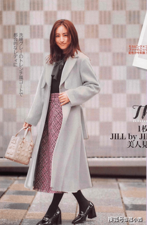 驼色 奔三奔四的女人，冬季穿大衣要记住这3个技巧，轻松穿出好气质