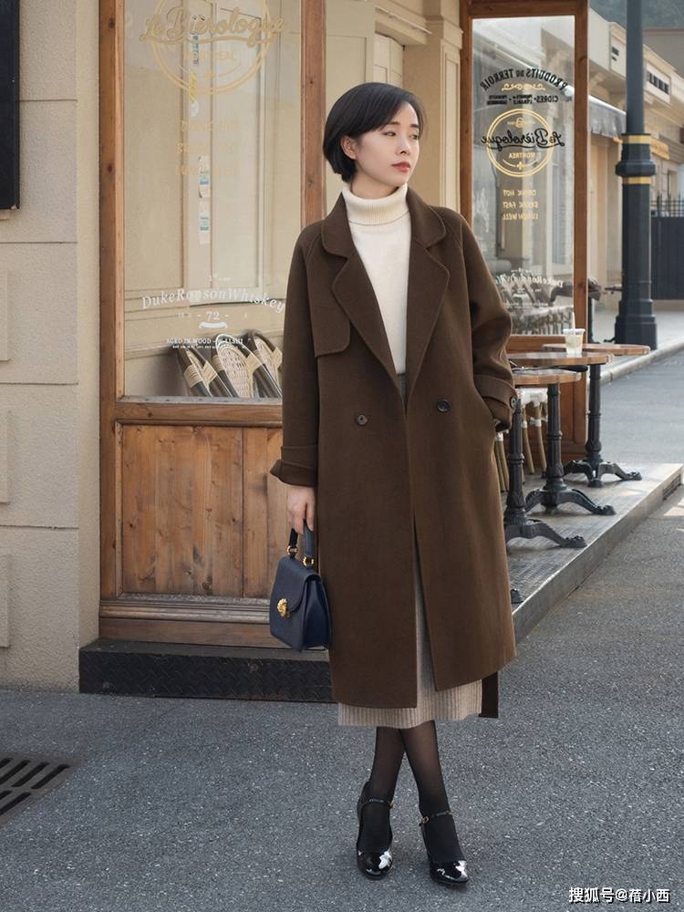 驼色 奔三奔四的女人，冬季穿大衣要记住这3个技巧，轻松穿出好气质