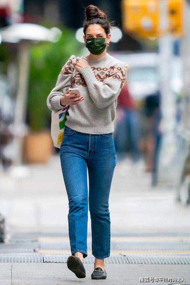 短裙 圣诞毛衣要如何搭下装？牛仔裤最经典，短裙不如长裙更有风情