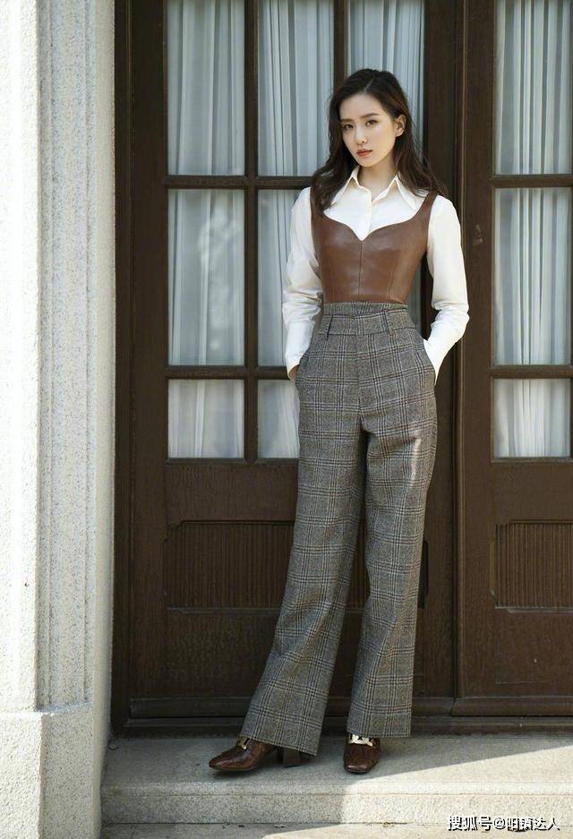 呢子 33岁刘诗诗戴贝雷帽太甜了，大衣加衬衫好减龄，说她23岁都嫌多