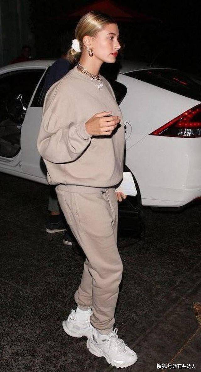 运动服 海莉亲自示范，如何利用3个简单技巧，把运动服穿出街头时尚感