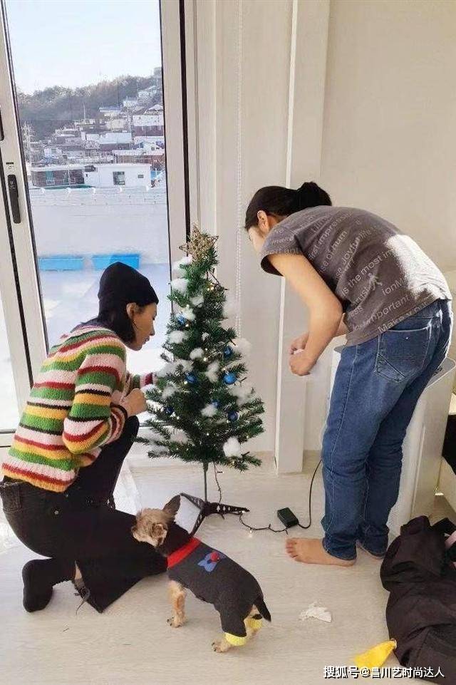 行走 这位韩国阿姨太会穿,47岁的简约穿搭,堪称行走的时尚典范