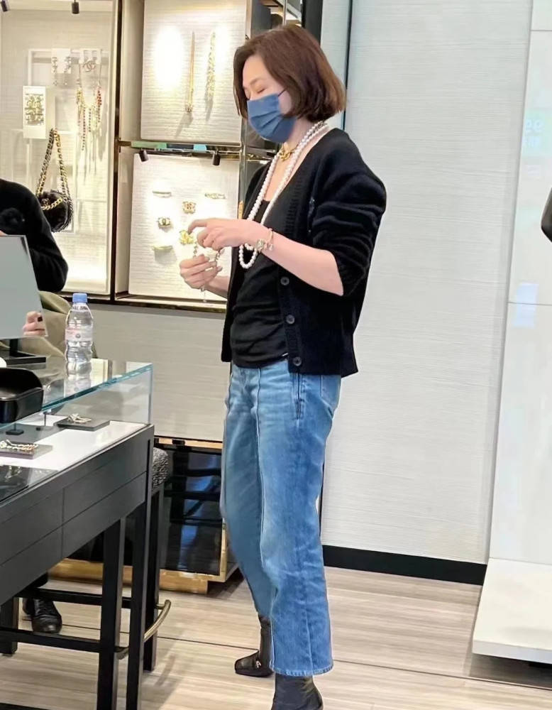 奢侈品 关之琳逛奢侈品店，穿针织衫牛仔裤，59岁戴3条名贵项链像暴发户