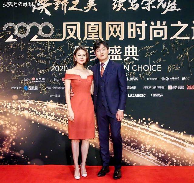 设计 佟大为夫妇合体亮相,关悦穿露肩裙性感大方,硬把老公衬成背景板