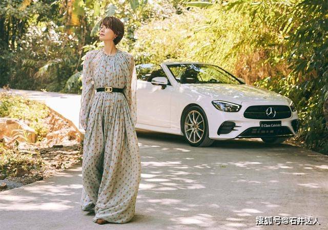 卫衣 马伊琍才是中年女性穿搭典范！连帽卫衣+牛仔裤，保暖时髦还减龄