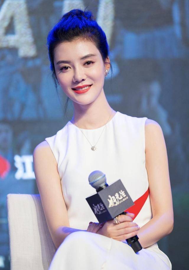 身材 有种“气质”叫车晓，白色连衣裙高级精致，简约穿搭难掩强大气场