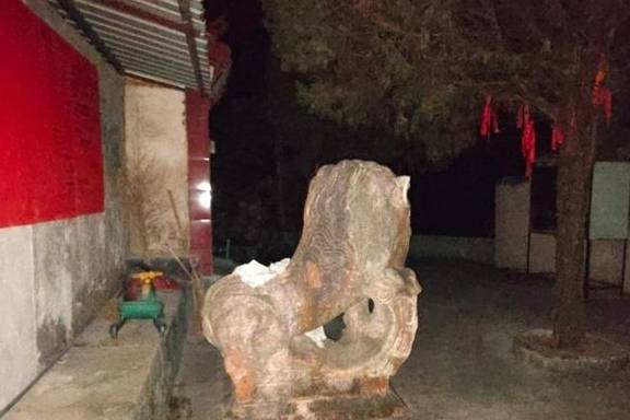 驴友在梅州蕉岭爬山走夜路，途经无人看守寺庙，里面气氛看着瘆人