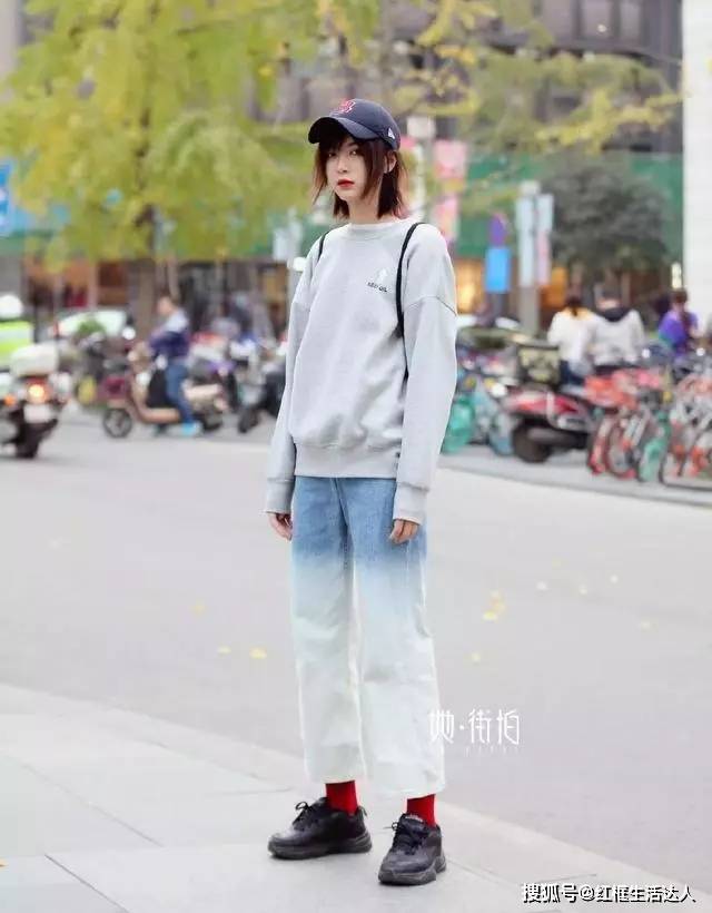 卫衣 棉服+牛仔裤，卫衣+阔腿裤，学生党这样穿，减龄还时髦