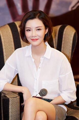 39岁车晓早期写真被翻出挑战露脐装齐刘海网友直言认不出