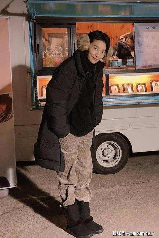 行走 这位韩国阿姨太会穿,47岁的简约穿搭,堪称行走的时尚典范