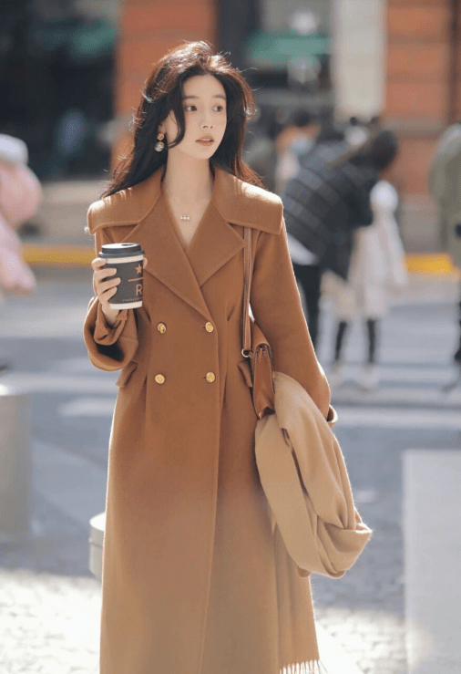 一身 别再穿一身黑了，今年流行的“棕色大衣”，是真好看，漂亮大气！