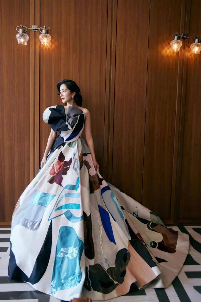 高定 芭莎红毯竞争激烈！宋茜把自己穿成美人鱼，杨幂baby靠高定抢风头