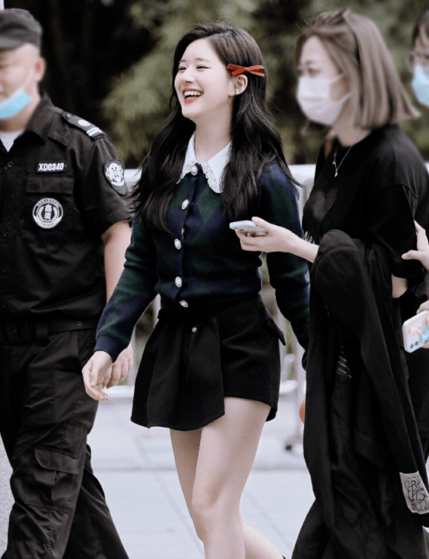 短裙 赵露思能把毛衣穿出花来，吊带裙配毛衣披风，身材娇俏，人更可爱