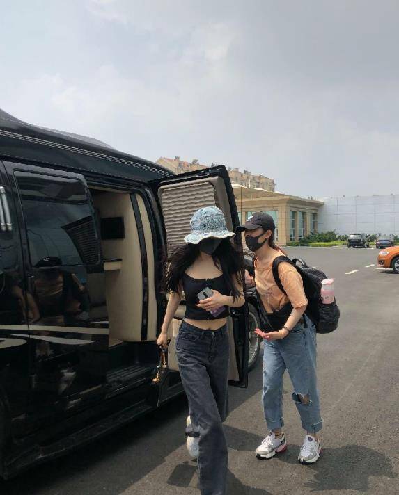夏天 33岁杨幂最新造型,黑色上衣身材成亮点,这时尚感真的绝了