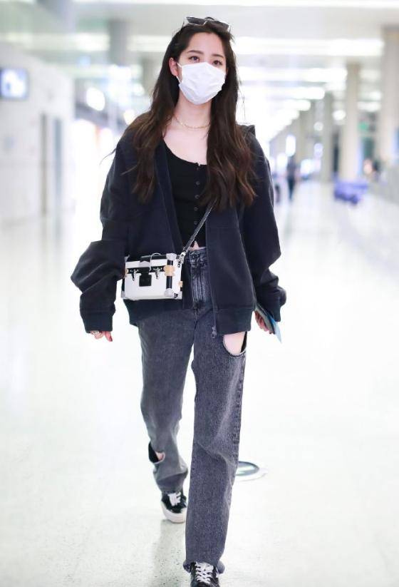 一身 别再穿“阔腿裤”了，烂大街！今年流行的“挖空裤”，清爽又有型