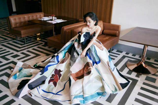 高定 芭莎红毯竞争激烈！宋茜把自己穿成美人鱼，杨幂baby靠高定抢风头