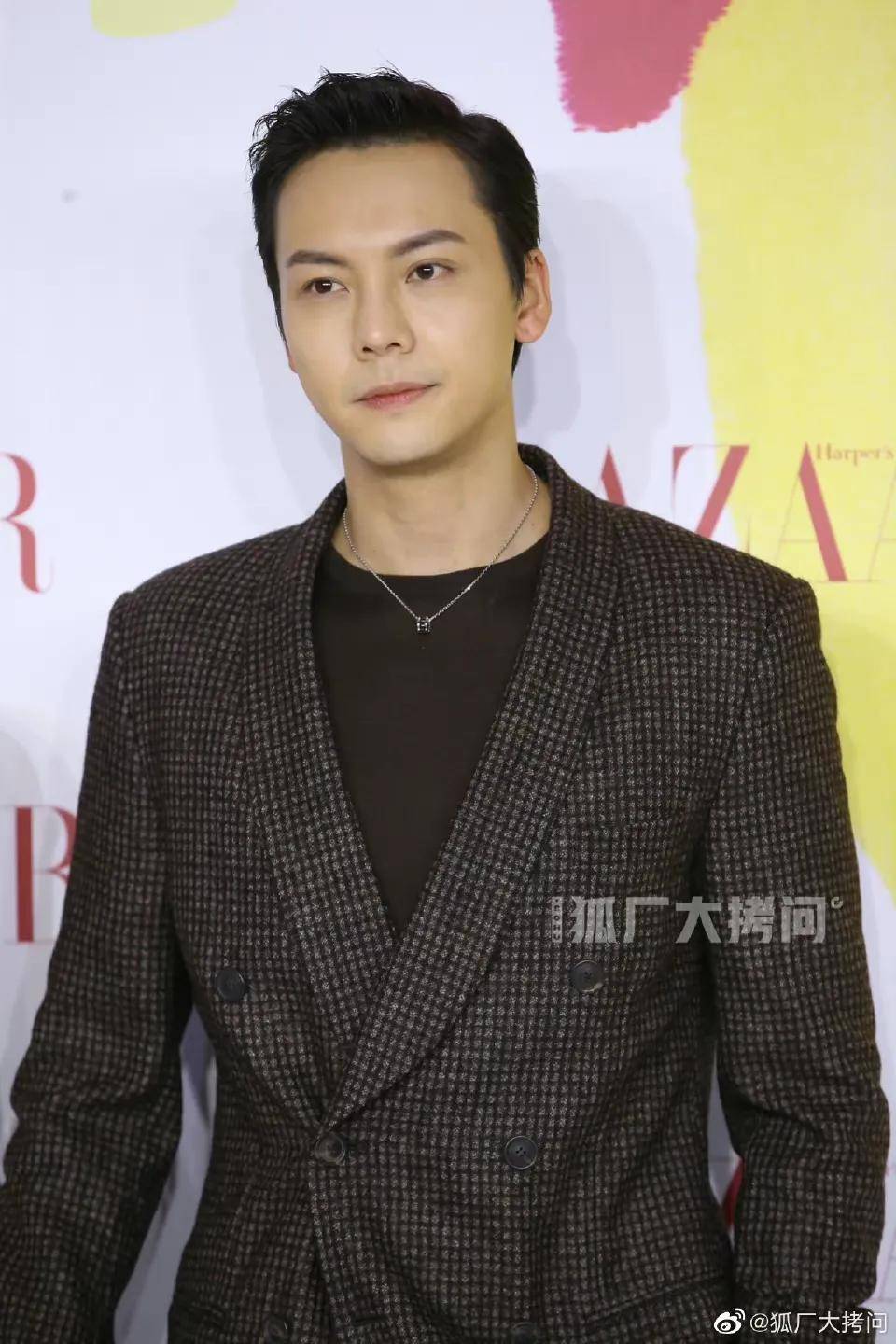 高定 娱乐｜芭莎慈善夜红毯：杨幂陈伟霆携手入场，李现杨洋朱一龙亮相