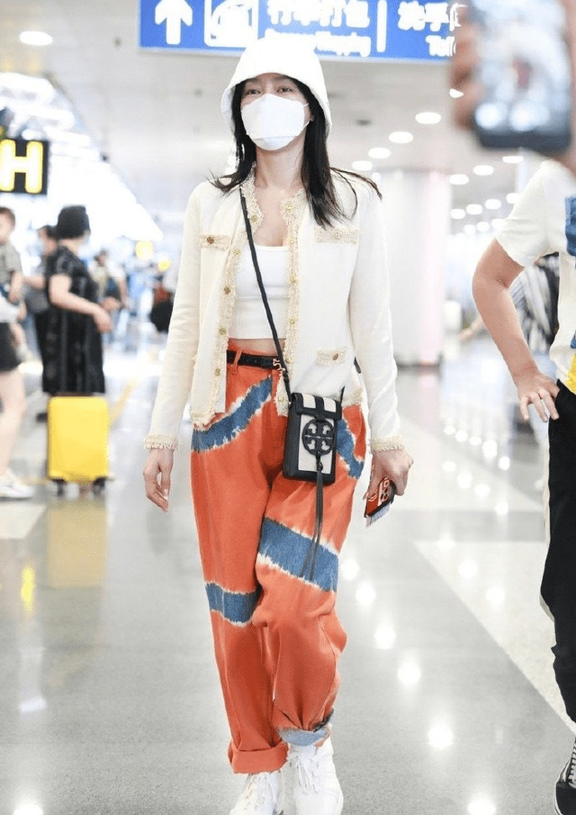 橙色 40岁秦岚穿露脐装秀小蛮腰，配橙色休闲裤青春减龄，状态好似20岁