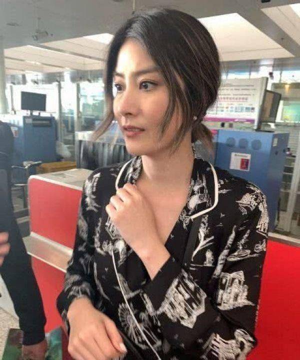 吊带陈慧琳晒健身照，穿吊带紧身衣没肚腩，48岁还一点不显老！