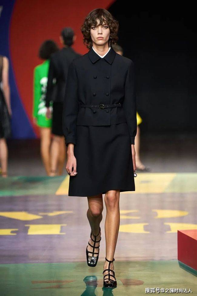 季节 早秋的季节,复古风穿搭也是非常受欢迎的穿搭