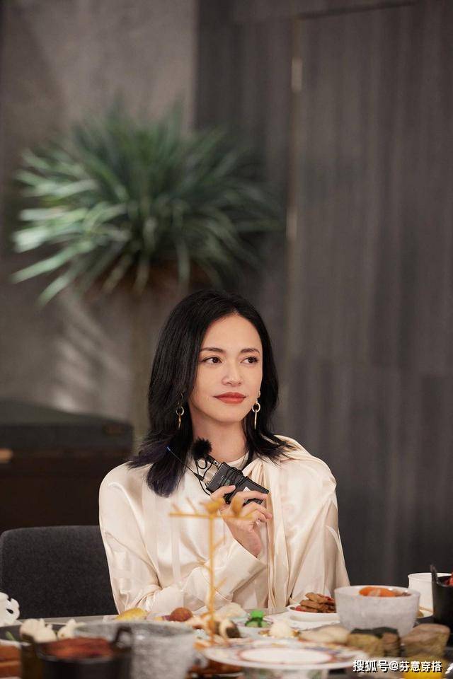 衣袖 姚晨的女人味真足,缎面上衣搭不规则半身裙,优雅身姿尽显东方美