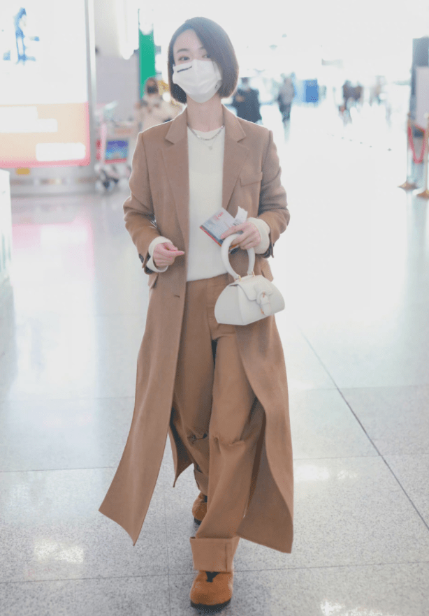 显得 吴谨言人美但是太瘦，穿棕色大衣身形单薄，个子不高但是很显腿长