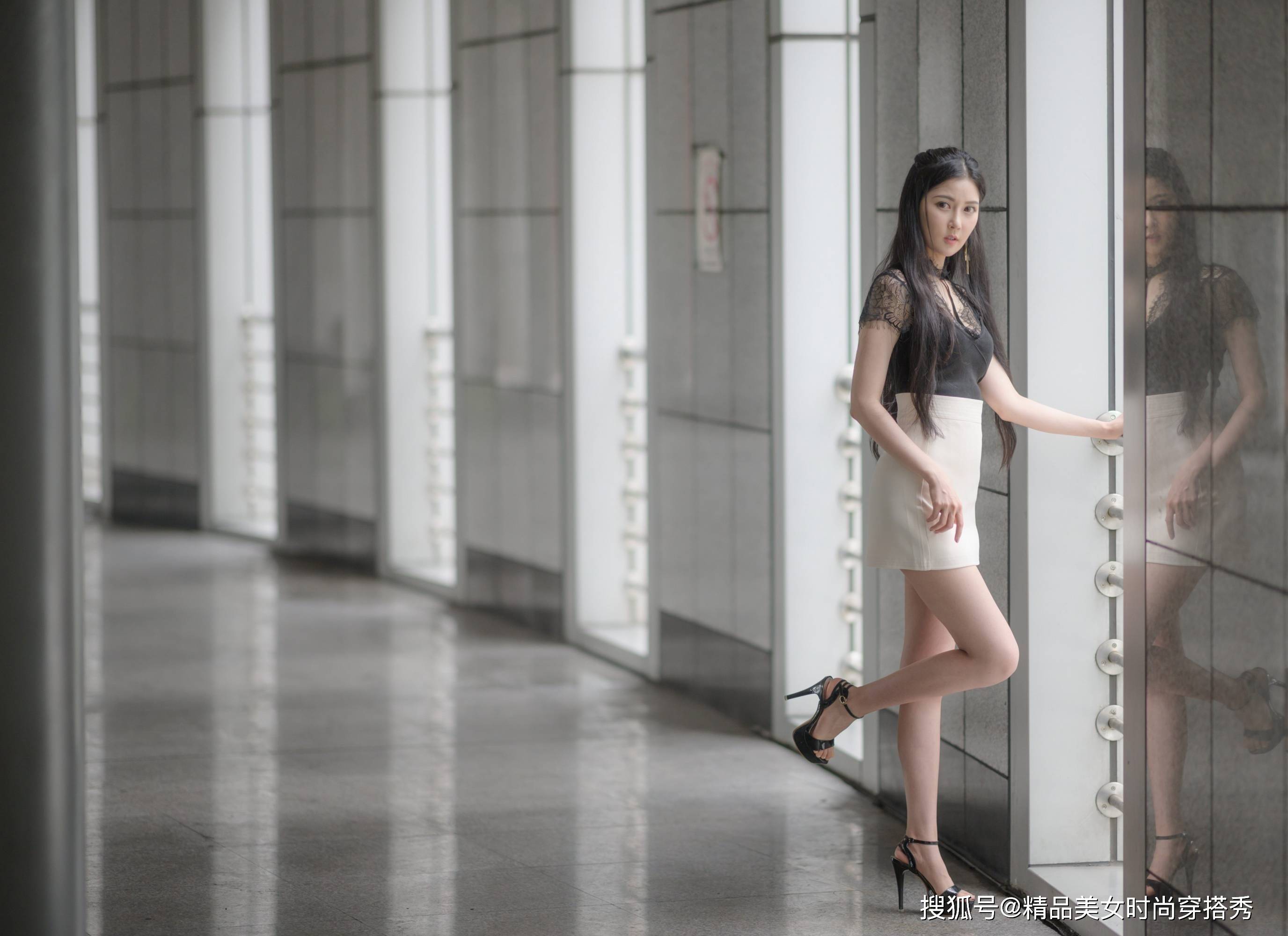 短裙 黑色蕾丝拼接修身打底衫，沉静而雅致，收拢淑女般的气质