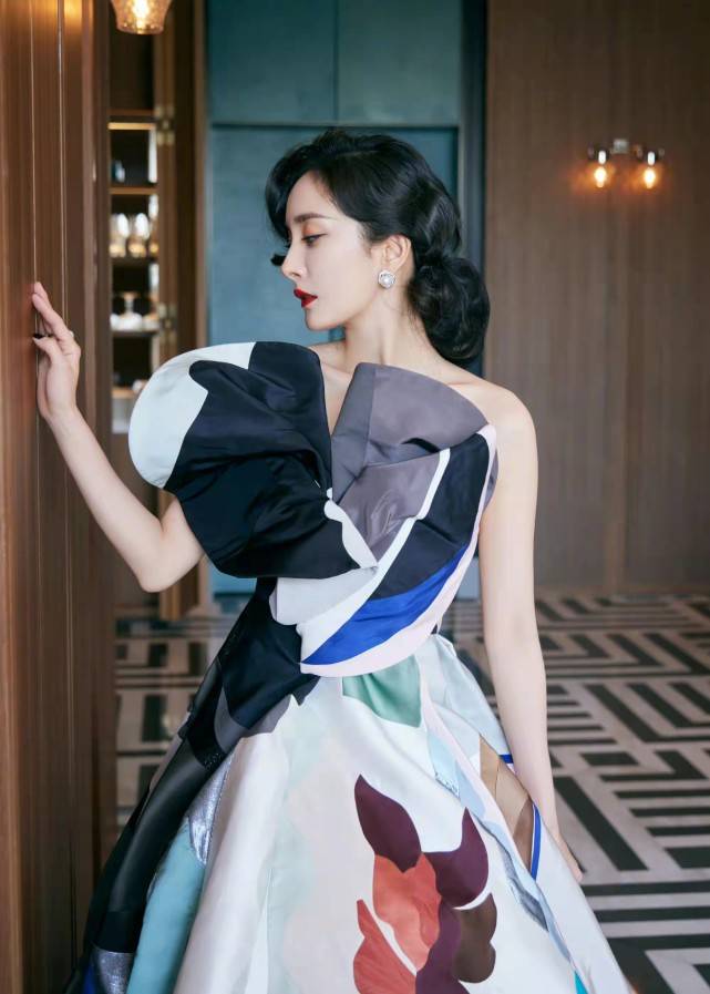 高定 芭莎红毯竞争激烈！宋茜把自己穿成美人鱼，杨幂baby靠高定抢风头