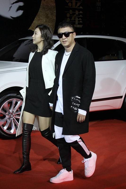 进行 孙红雷的老婆看着很幸福，穿华丽款精致礼裙，挺有阔太样的