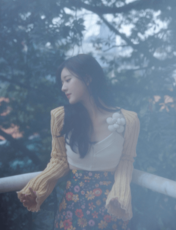 短裙 赵露思能把毛衣穿出花来，吊带裙配毛衣披风，身材娇俏，人更可爱