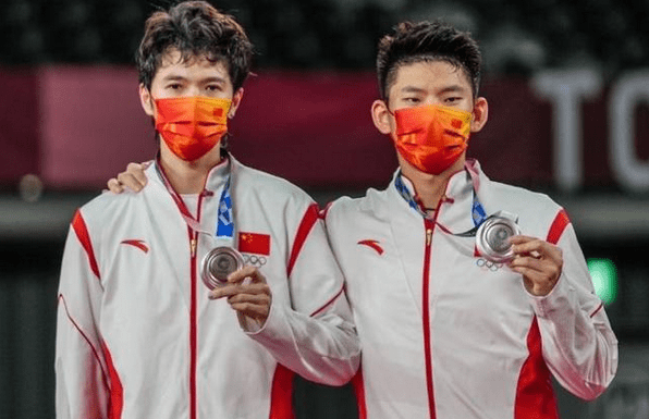 在东京奥运会上搭档了刘雨辰,两人拿到了双打银牌